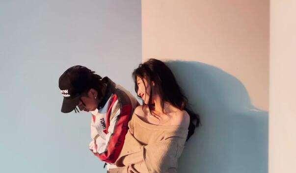 逃离残破的机舱