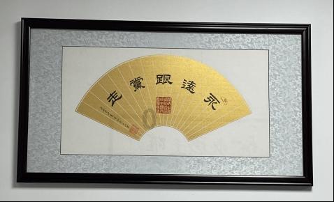 看着娘家人的车辆驶离，新娘忍不住落泪。新郎默默上前拭泪安慰