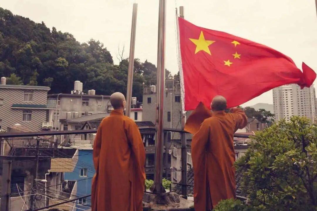 刘邦送来一个食盒，功臣闻了一下味道大惊失色，直言：必须造反了
