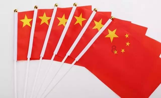 就是一对父母+他们的女儿去上学+还没有到16+她父母只帮她交了学费+不帮她交饭？