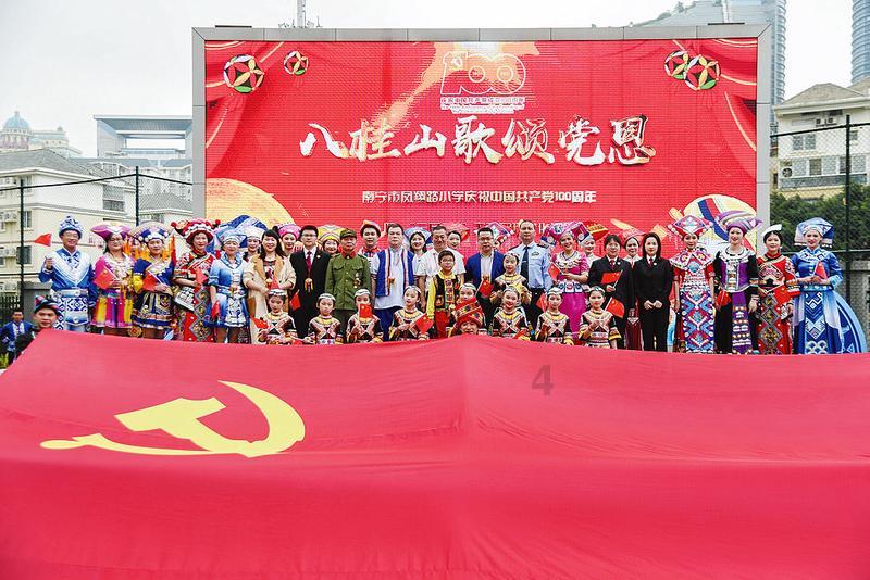 舍友骗男生拍视频打招呼,实则是其异地恋女友闪现到身后,他被定住整整12秒