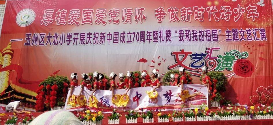 飞跃沙丘的小球