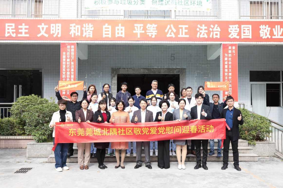 【高清组图】贵州交通执法部门积极应对雪凝天气