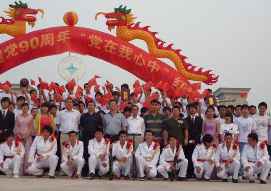 《欢乐颂》：小包总约5美吃饭公开恋情，桌上酒瓶的颜色暗藏着5个女人的一生