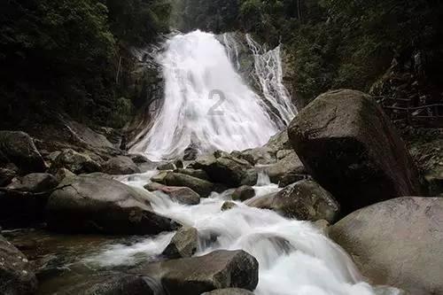 清雪车装配拨边器 解决扫雪“难题”
