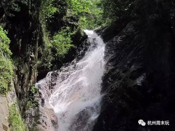 浙江两地路面结冰致上百辆车追尾？警方回应