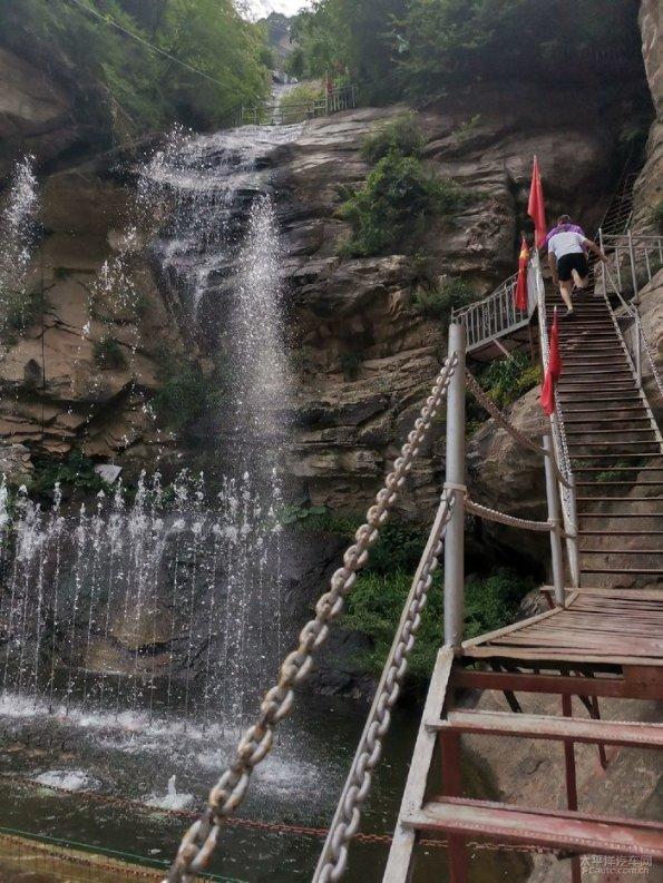 云南哈巴雪山一登山者滑坠身亡,当地暂停登山报批工作,拟打造成熟攀登路线