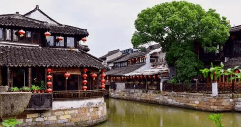 龙口一女子被困路旁，消防人员紧急救援